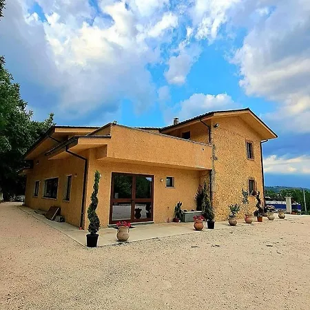 Farm stay Pavoni Castelliri